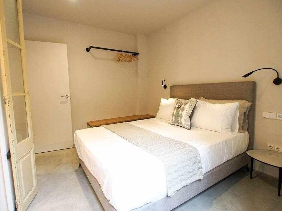 Velo Vern 3 Luxury Penthouse W Views Of City Wall Girona Bagian luar foto